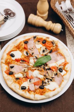 Pizza domates, jambon ve zeytin ile