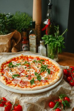 pastırma ve domates pizza