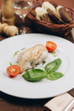 Domates ile kavrulmuş tavuk göğsü