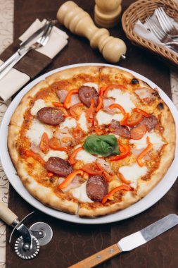 Biber ve sosisli pizza 