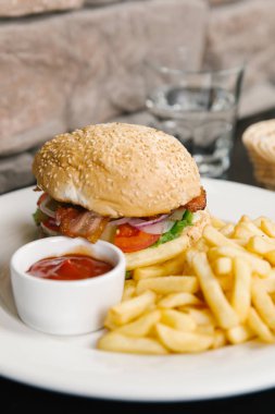 Marul, domates ve Peynirli hamburger