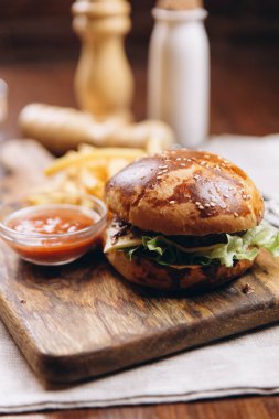 Marul ve Peynirli hamburger