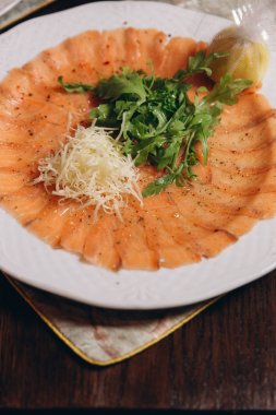 Füme somon dilimleri beyaz plaka üzerinde