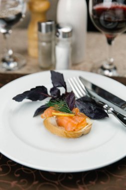 Bruschetta tereyağı, somon ve limon ile