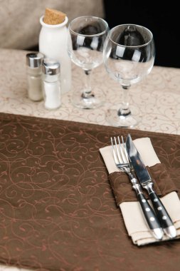 çatal ve peçete üzerinde bıçak 