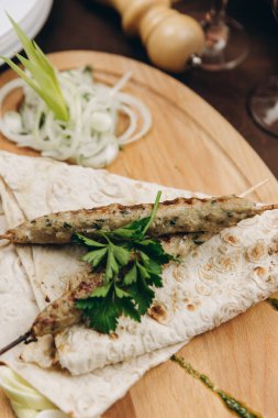 Katlanmış buğday tortilla merguez sosis ile