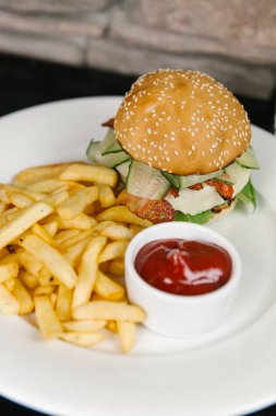 Marul, salatalık ve pastırmalı çizburger