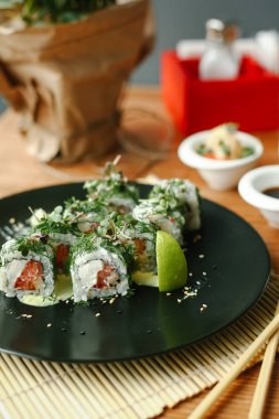 Somon ve yeşillik ile Maki suşi rulo