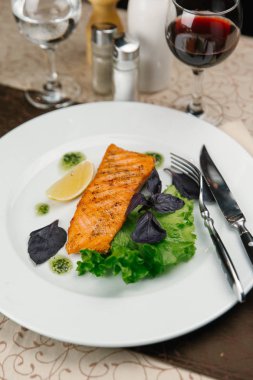 Limon ve marul ızgara somon