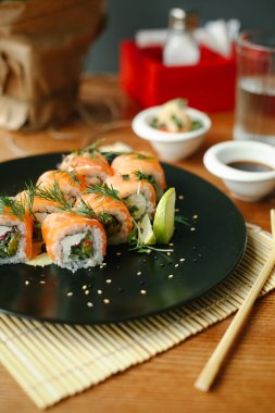 Somon ve salatalıklı maki suşi.