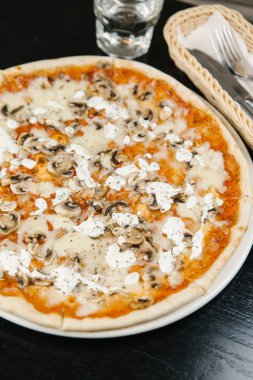 Pizza mantar, peynir ve otlar