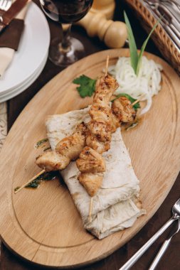 Tavuk kebap ile buğday tortilla katlanmış