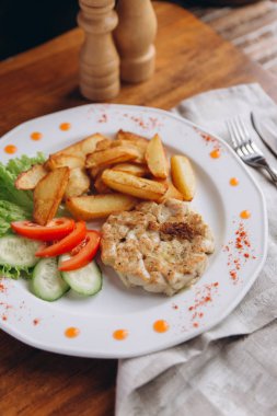 Kızarmış patates dilimleri ve et pirzola