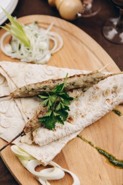 Katlanmış buğday tortilla merguez sosis ile