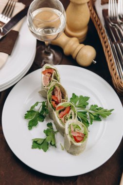 Sığır eti ve domates ile tortilla rulo