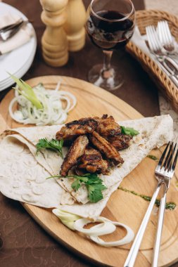 Buğday tortilla ile kavrulmuş et katlanmış