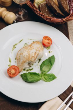 Domates ile kavrulmuş tavuk göğsü