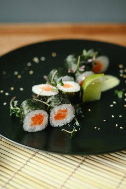 Maki suşi rulo somon ile