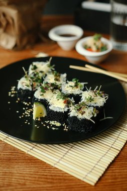 Suşi rulo siyah havyar ve peynir ile