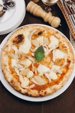 Tavuk, patates ve peynirli pizza