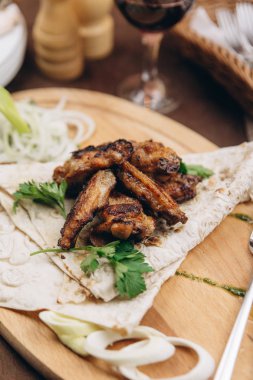 Buğday tortilla ile kavrulmuş et katlanmış