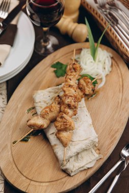 Tavuk kebap ile buğday tortilla katlanmış