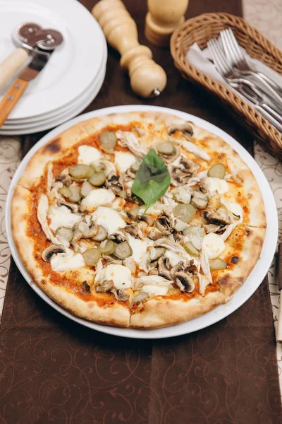Pizza mit Pilzen und Hühnchen — Stockfoto