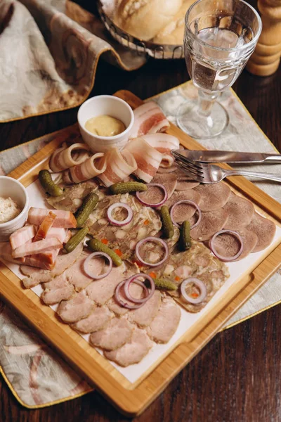 Carne de res, tocino y jamón sobre tabla de madera — Foto de Stock