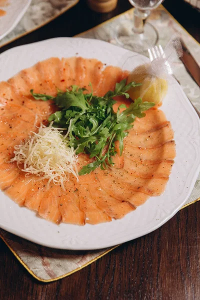 Gerookte zalm segmenten op witte plaat — Stockfoto