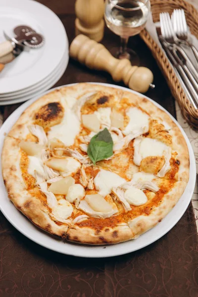 Pizza con pollo, patatas y queso —  Fotos de Stock