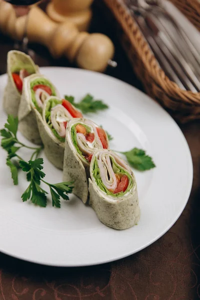 Tortilla rulo ile jambon, domates