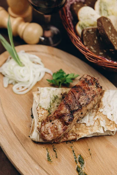 Buğday tortilla ile kavrulmuş et katlanmış