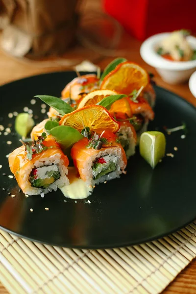 Somon ve salatalıklı suşi.