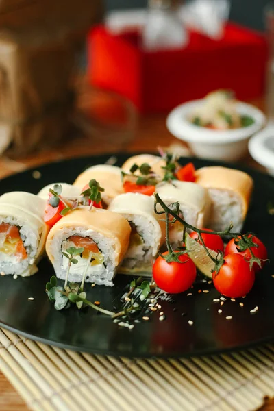 Суши с лососем и сливочным сыром — стоковое фото