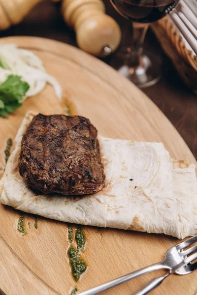 밀 옥수수 볶은 쇠고기와 함께 접혀 — 스톡 사진