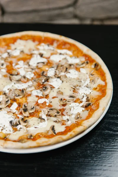 Pizza mantar, peynir ve otlar