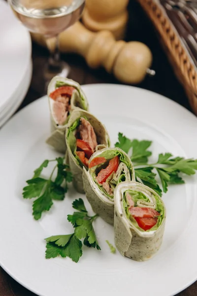 Sığır eti ve domates ile tortilla rulo