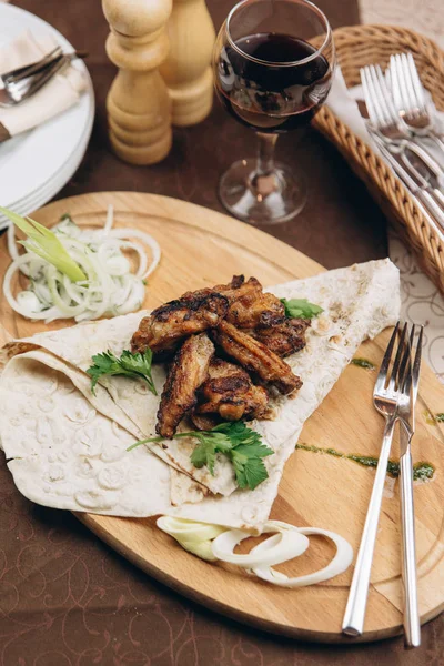 Buğday tortilla ile kavrulmuş et katlanmış