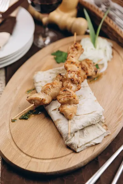 Tavuk kebap ile buğday tortilla katlanmış