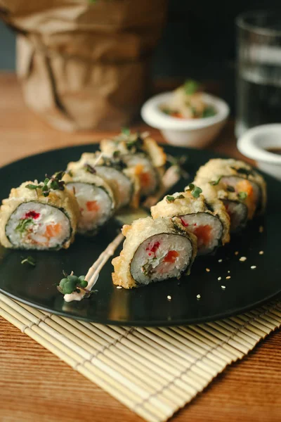 Stekt maki sushi rullar med lax — Stockfoto