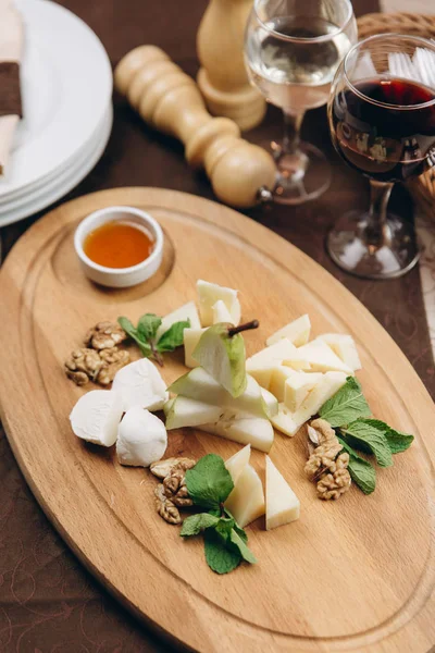 Mozzarella and Parmesan with pear and walnuts — Stock Photo, Image