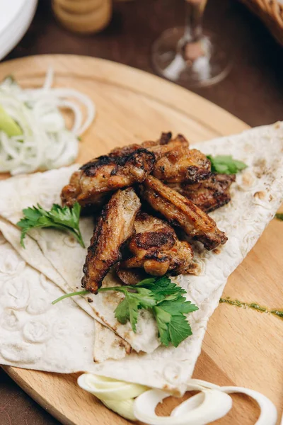 Buğday tortilla ile kavrulmuş et katlanmış