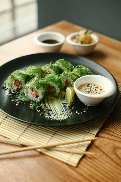 Somon ve krem peynirli suşi ruloları.