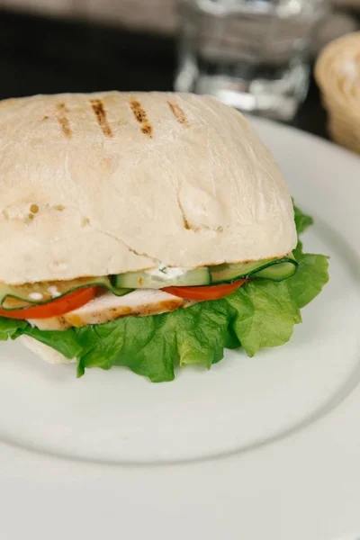 Ciabatta brood met ham, komkommers en tomaten — Stockfoto