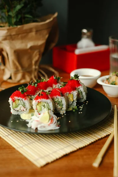 Suşi rulo salatalık ve yengeç et