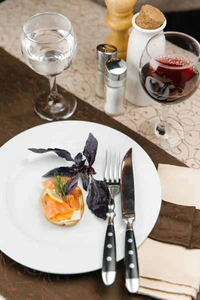 Bruschetta tereyağı, somon ve limon ile