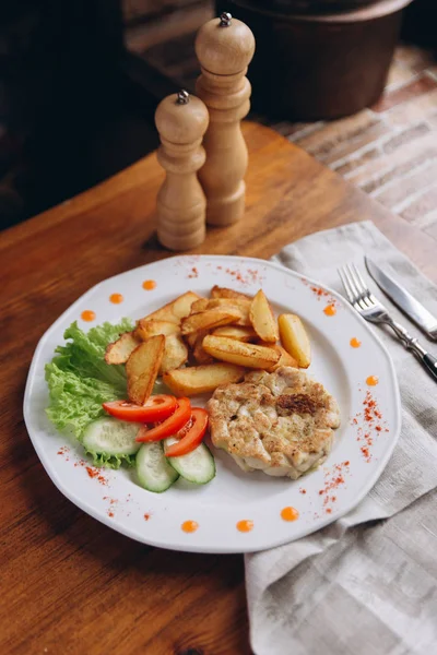 Kızarmış patates dilimleri ve et pirzola