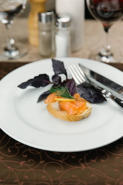 Bruschetta con mantequilla, salmón y limón —  Fotos de Stock