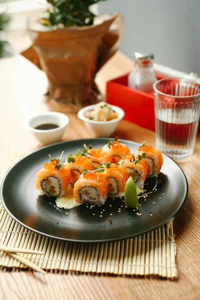 Somon ve krem peynirli suşi ruloları.