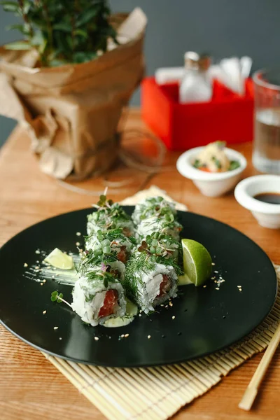 Somon ve yeşillik ile Maki suşi rulo